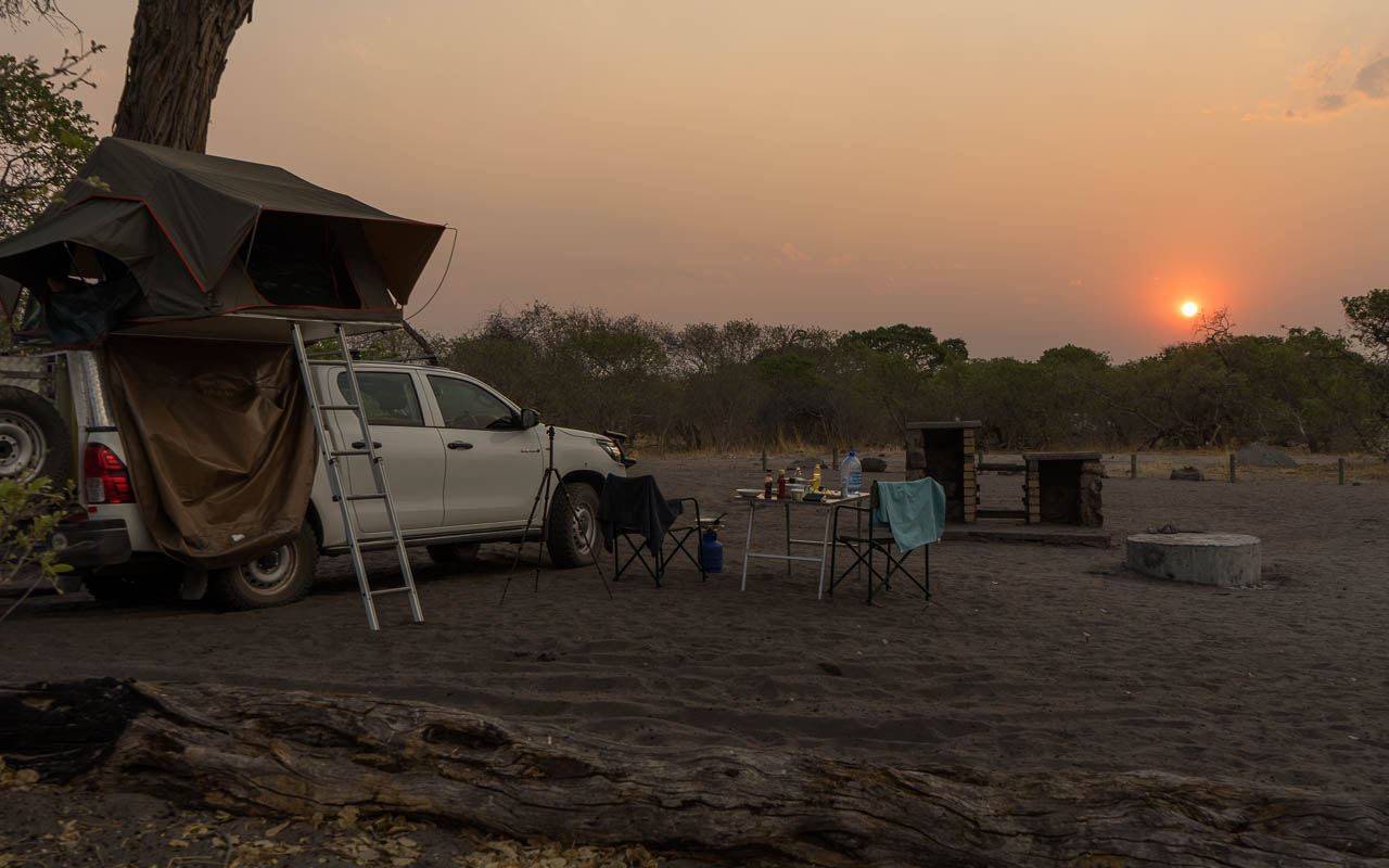 autofahren-botswana-auto-dachzelt-sonnenuntergang