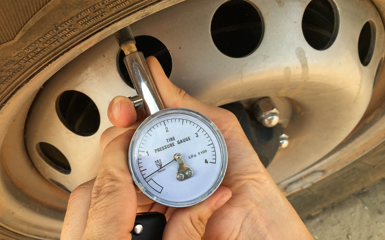 Autofahren Botswana Tipps Reifendruck prüfen vor Sandpisten