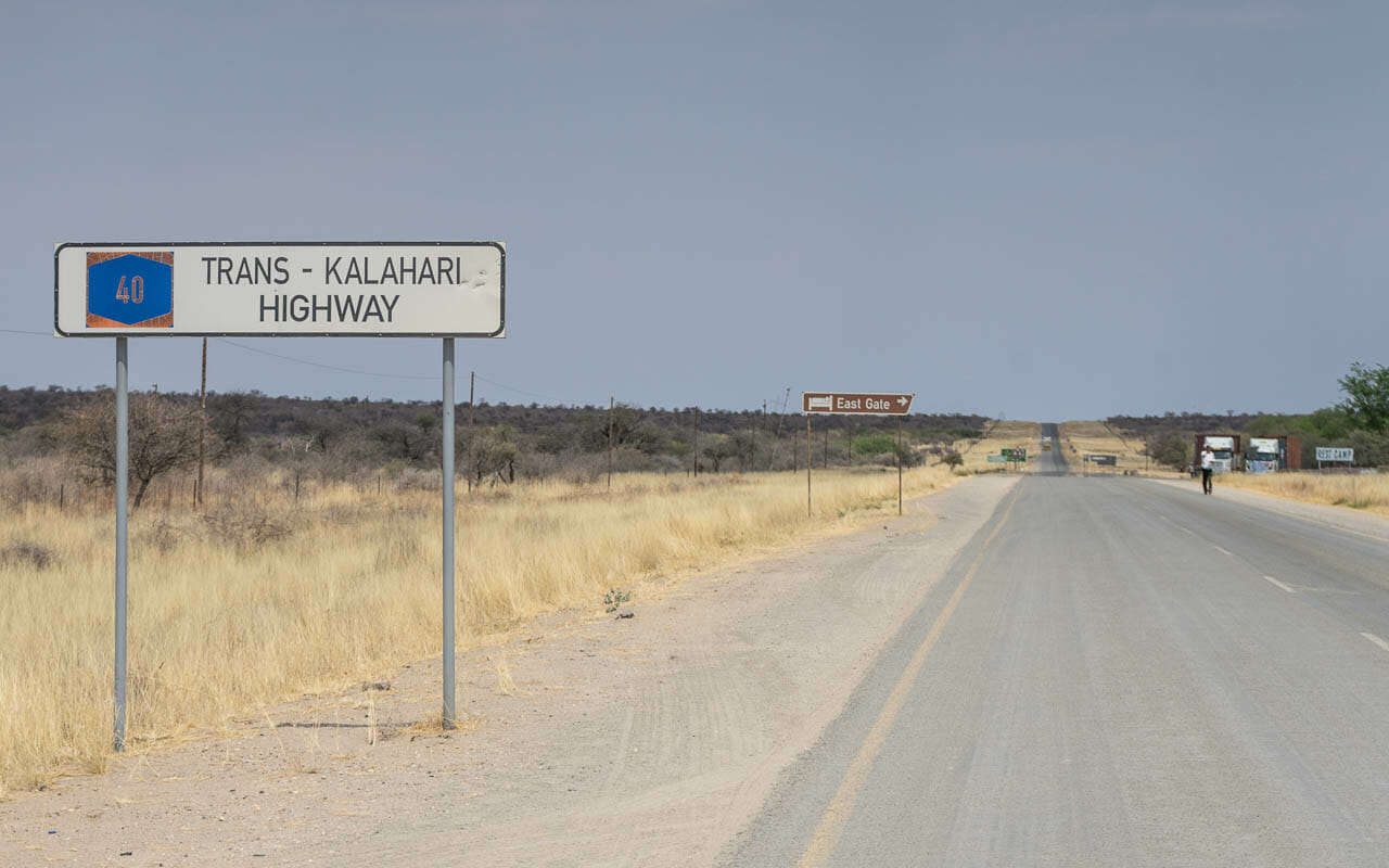 autofahren-botswana-trans-kalahari-highwayachtung-tiere