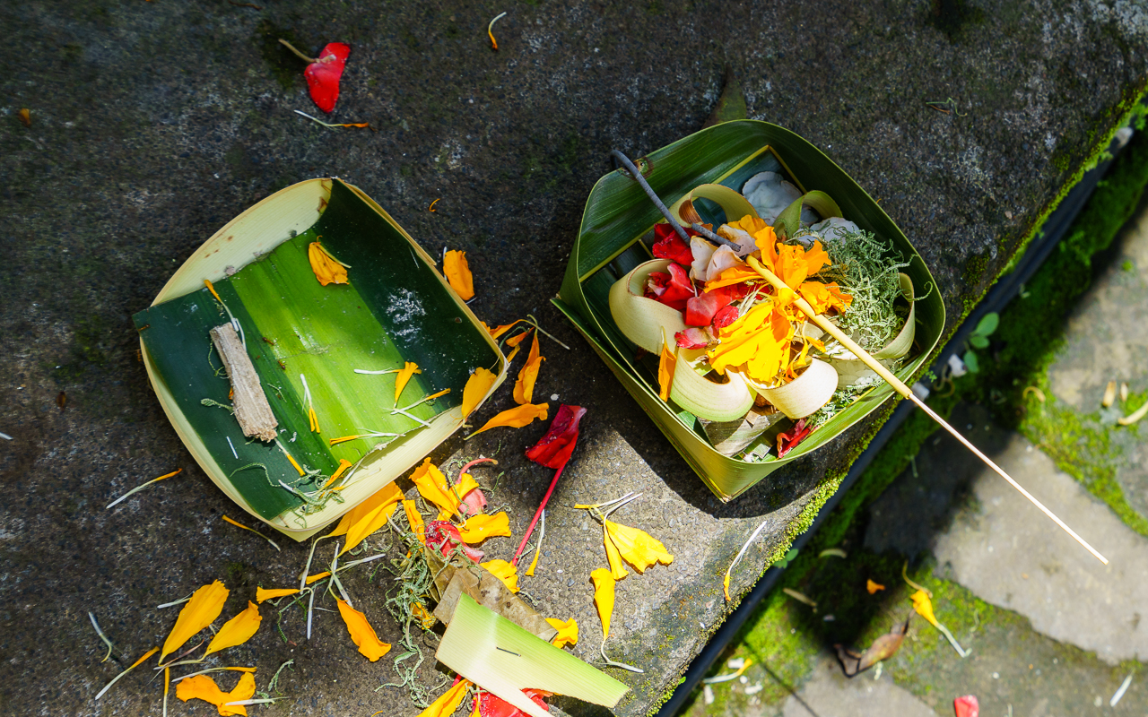 besten-ausfluege-ubud-opfergaben-pura-ulun-danu-bratan