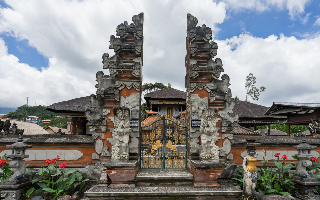 besten-ausfluege-ubud-tempel-eingang-pura-ulun-danu-bratan