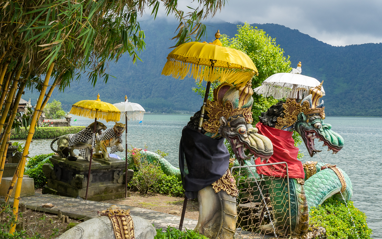 besten-ausfluege-ubud-tempel-figuren-pura-ulun-danu-bratan