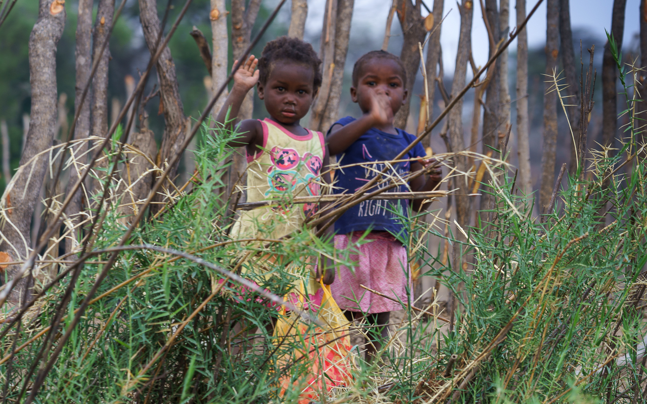 reisebericht-namibia-okavango-fluss-kinder