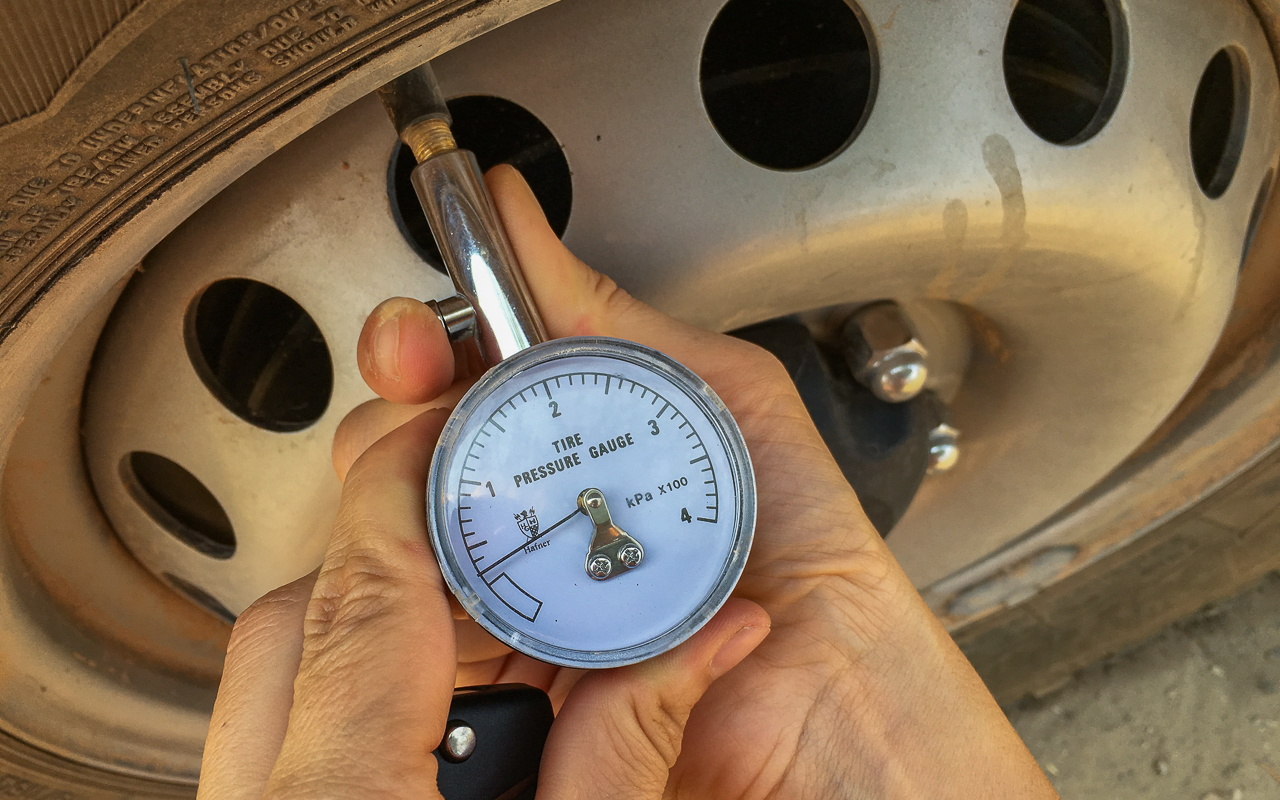 autofahren-botswana-luft-reifen-ablassen