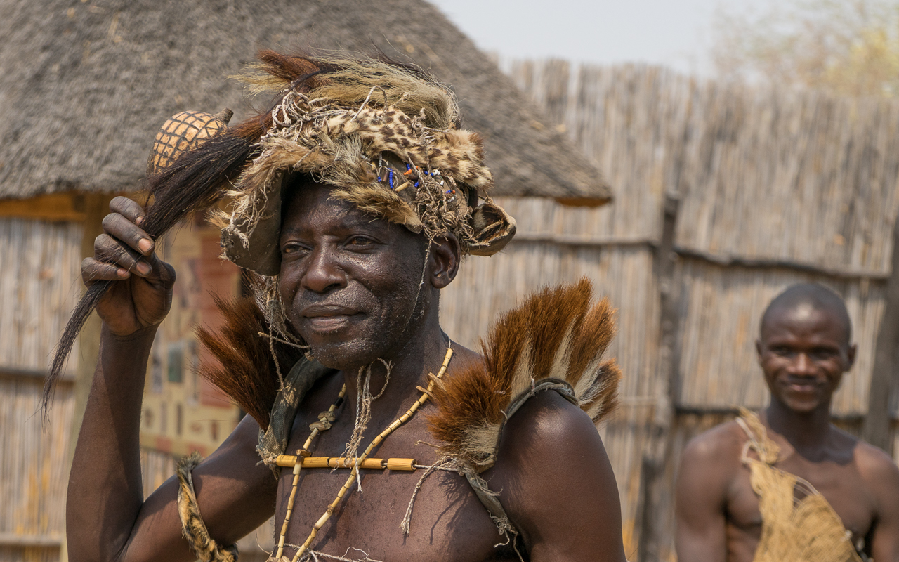 caprivistreifen-village-besuch-medizinmann