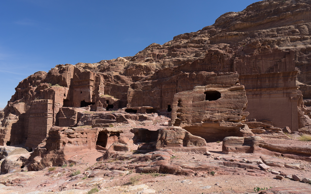 felsenstadt-petra-jordanien-wand-mit-graebern