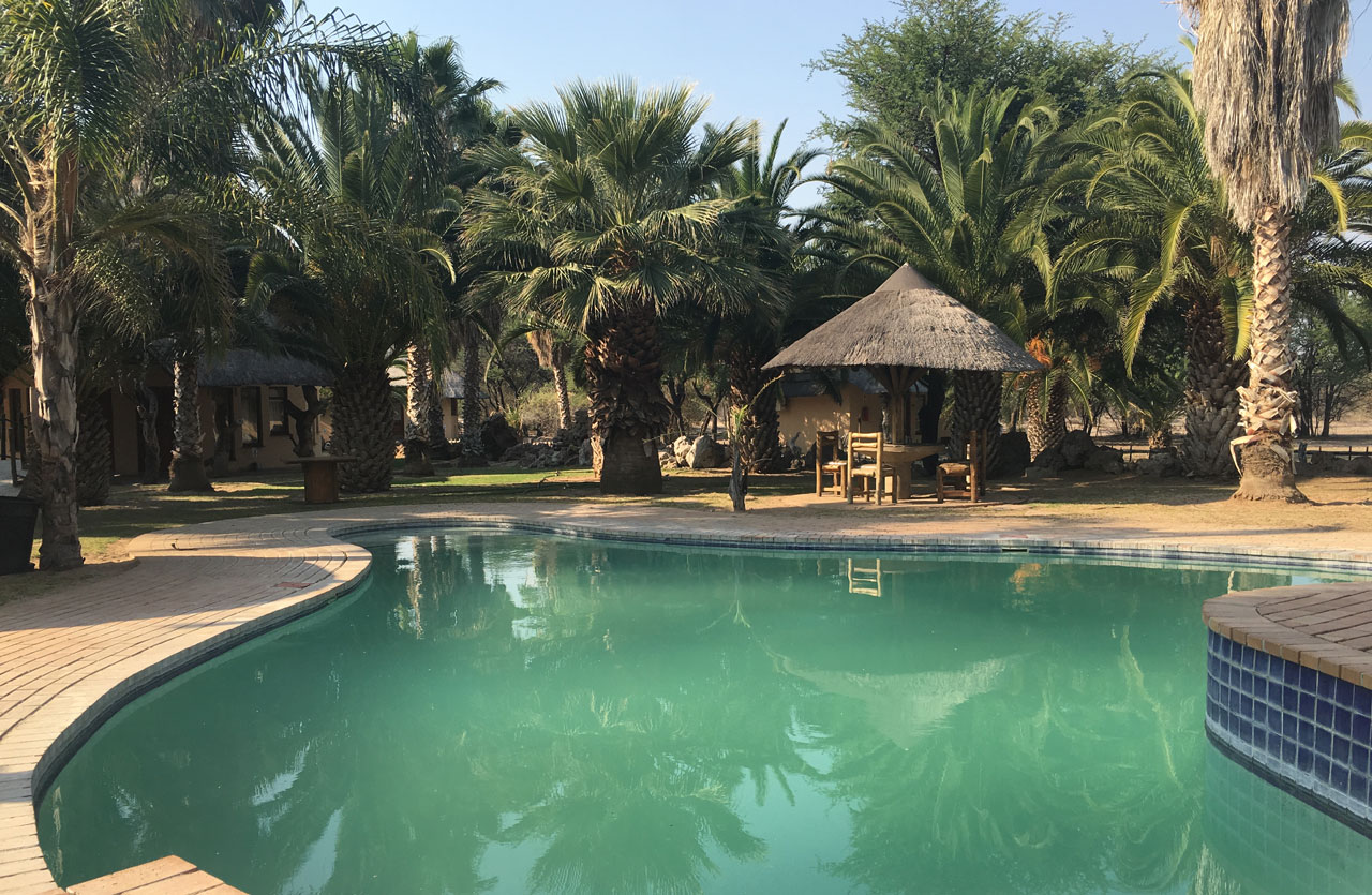 ghanzi-botswana-reisebericht-tautona-lodge-pool