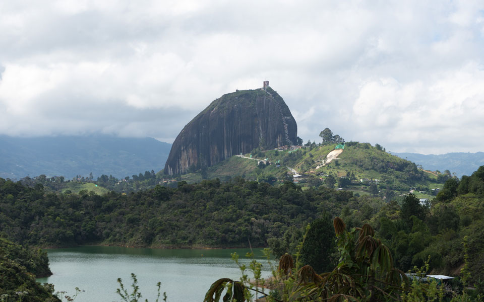 Blick von unten auf La Piedra del penol
