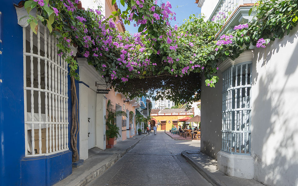Cartagena Kolumbien, bunte Häuser und Blumen