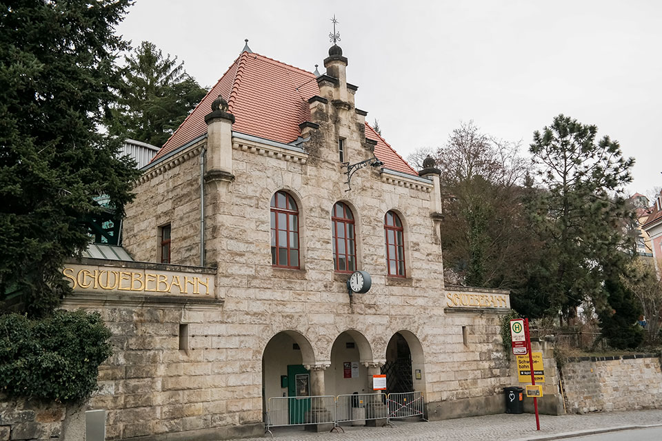Eingang zur Schwebebahn in Dresden Loschwitz