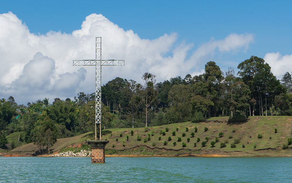 Stausee Guatape Kreuz Erinnerung altes Dorf