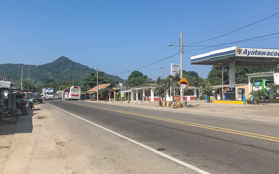 Hauptstraße im Dorf Palomino Kolumbien