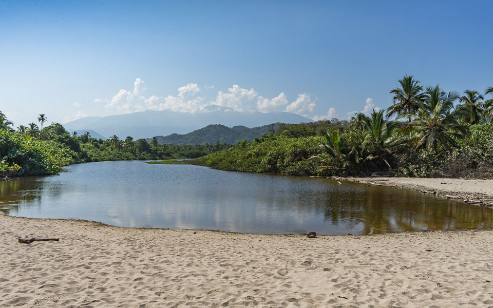 Blick auf Sierra Nevada de Santa Marta vom Strand in Palomino