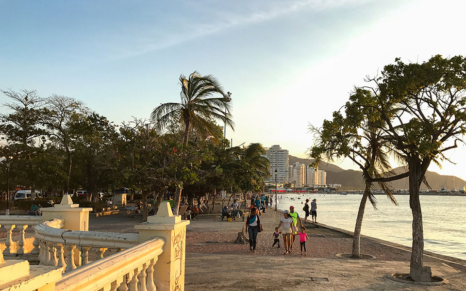 Strandpromenade in Santa Marta (Kolumbien) vor Sonneuntergang