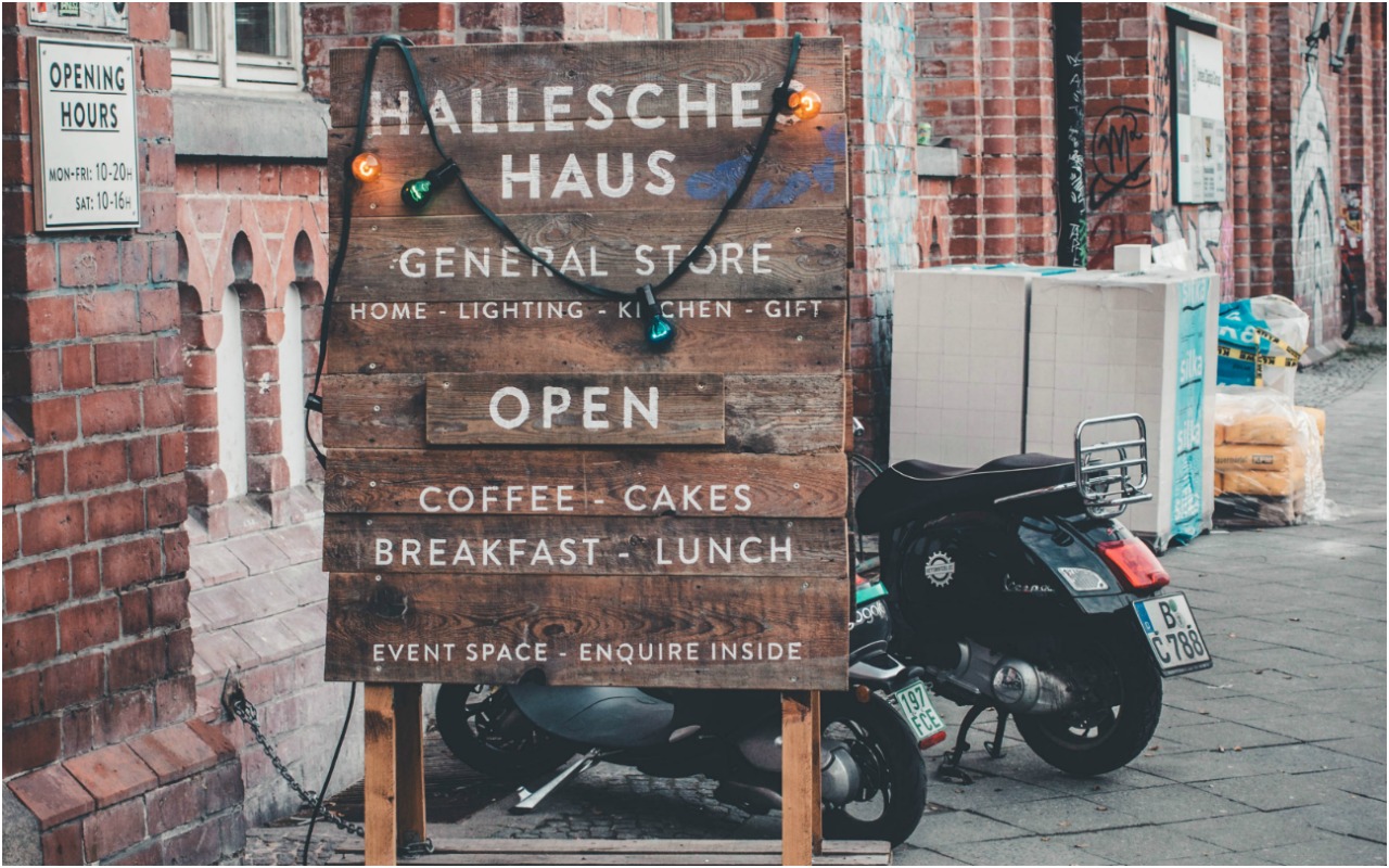 Hallesches Haus, Tempelhofer Ufer. Winter in Berlin.