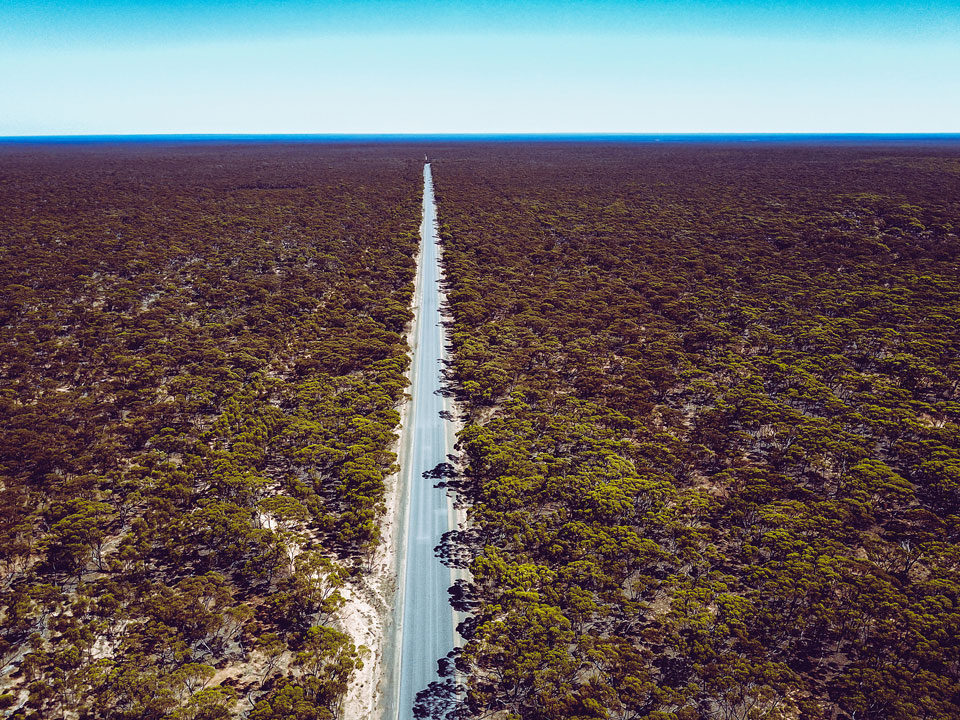 Längste Straße geradeaus Australien - Drohenaufnahme