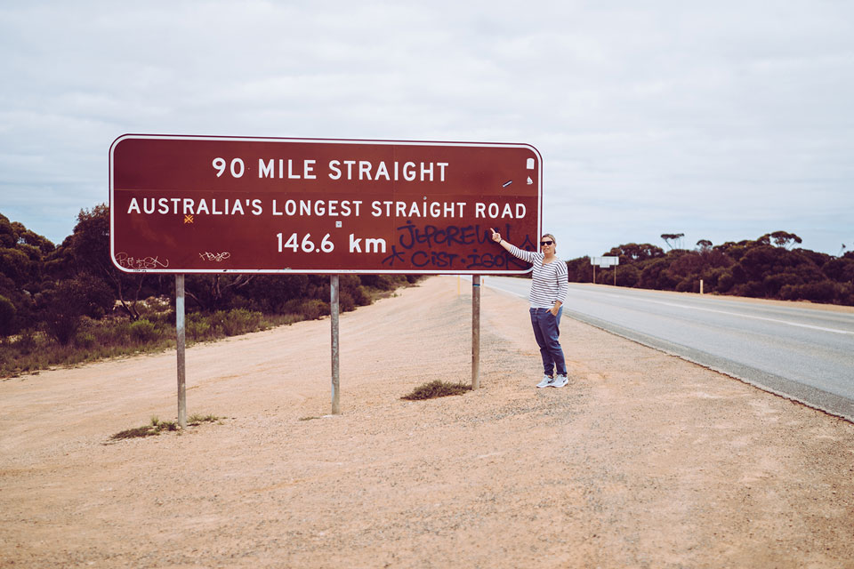 Australiens längste Straße die geradeaus geht