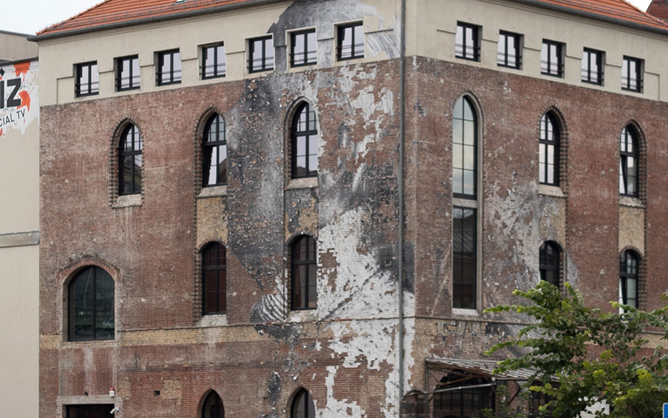 Street Art von JR Berlin Wrinkles of the City