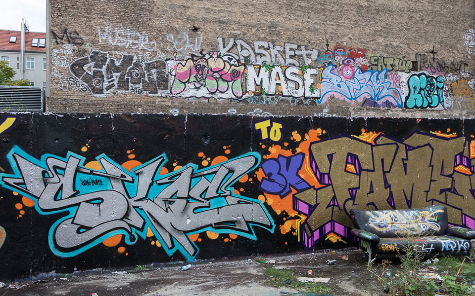 Unterschiedliche Graffitis in Berlin Prenzlauer Berg