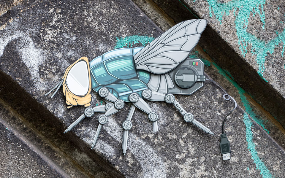Street Art Berlin Hackescher Markt Insekt mit USB