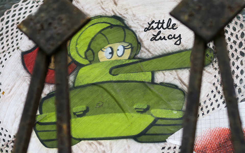 Little Lucy ist ein von El Bocho geschaffener Comic-Charakter, der immer wieder auf lustige und kreative Art ihre Katze umbringt.