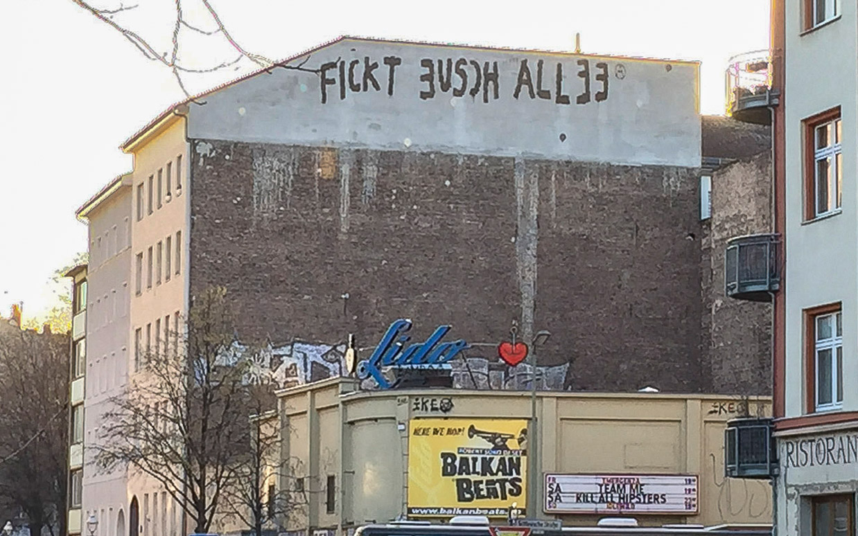 Curvystraße Berlin Lido Fickt euch alle Schriftzug