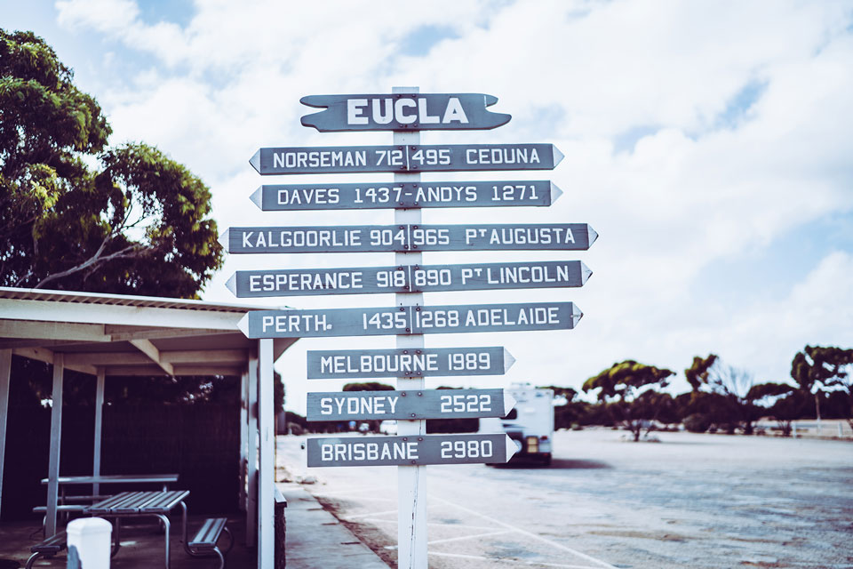 eucla-roadhouse-entfernungsschild