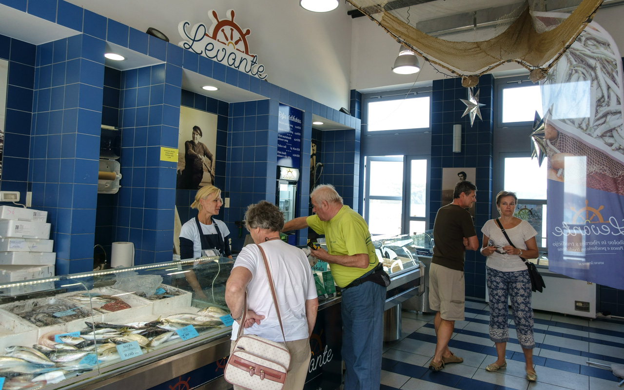 Slowenien Izola Fischhalle