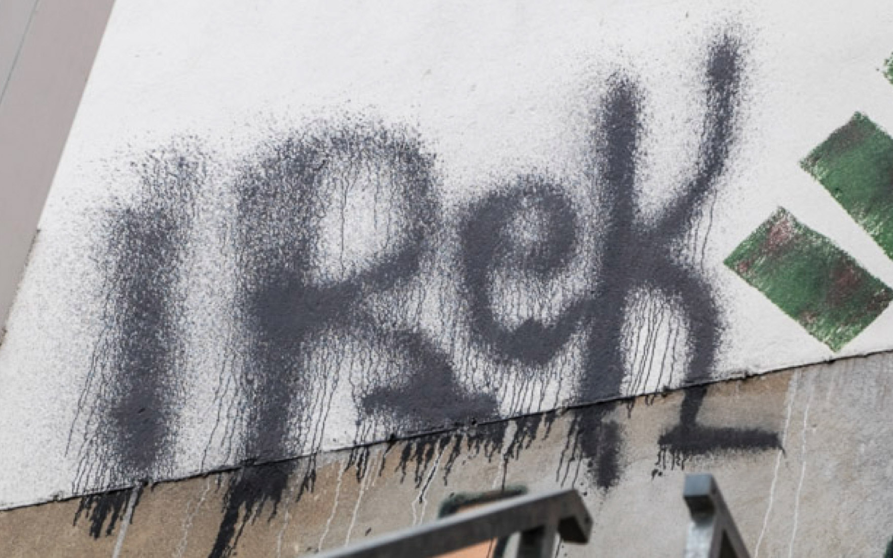 Street Art mit Feuerlöscher in Berlin