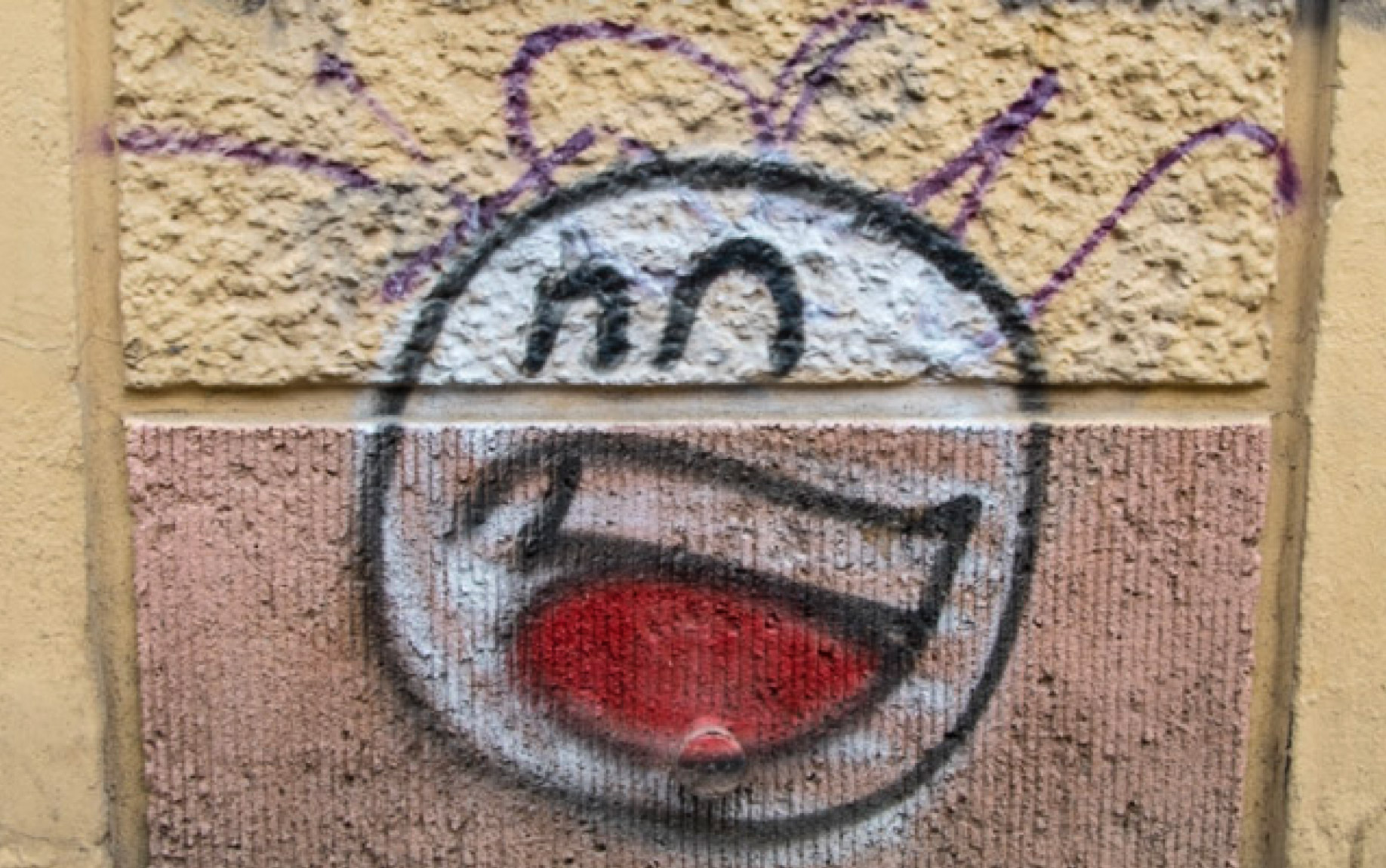 Prost Street Art in Berlin lachende Gesichter