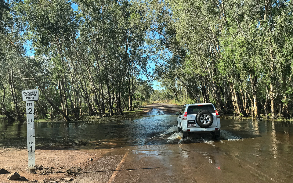 Autofahren Australien Kakadu Nationalpark überflutete Straßen