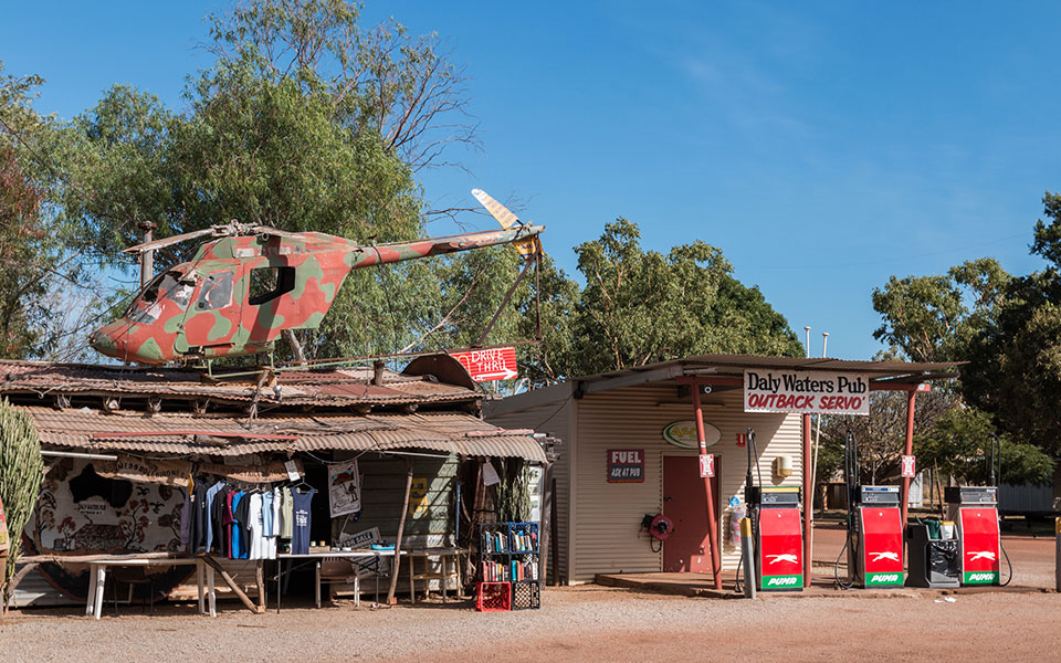 daly-waters-pub-souvenirs-tankstelle