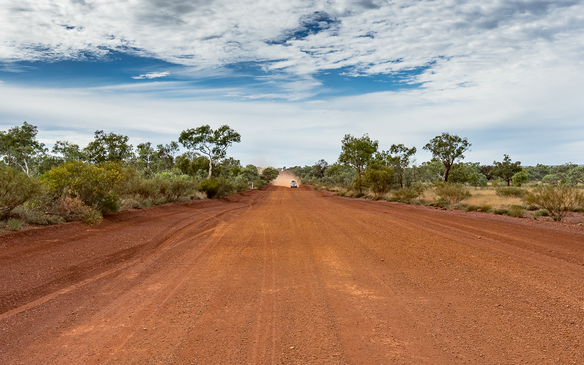 Die Straßen im Karijini National Park bestehen aus rotem Sand.