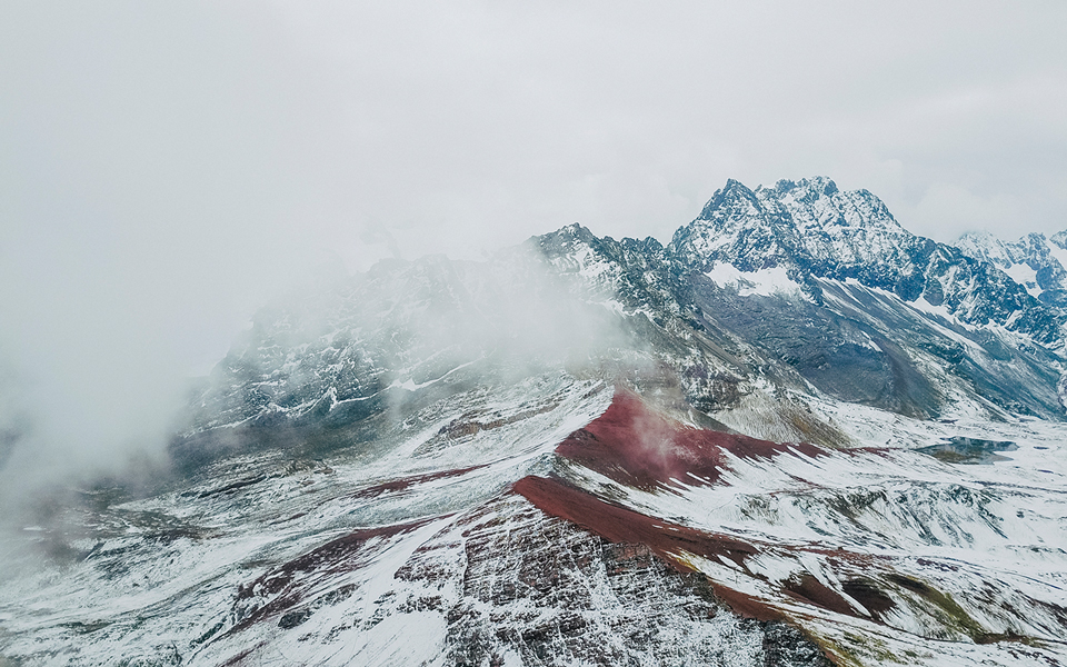 Ankunft am Morgen, die Regenbogen Berge in Peru liegen unter einer Schneedecke.