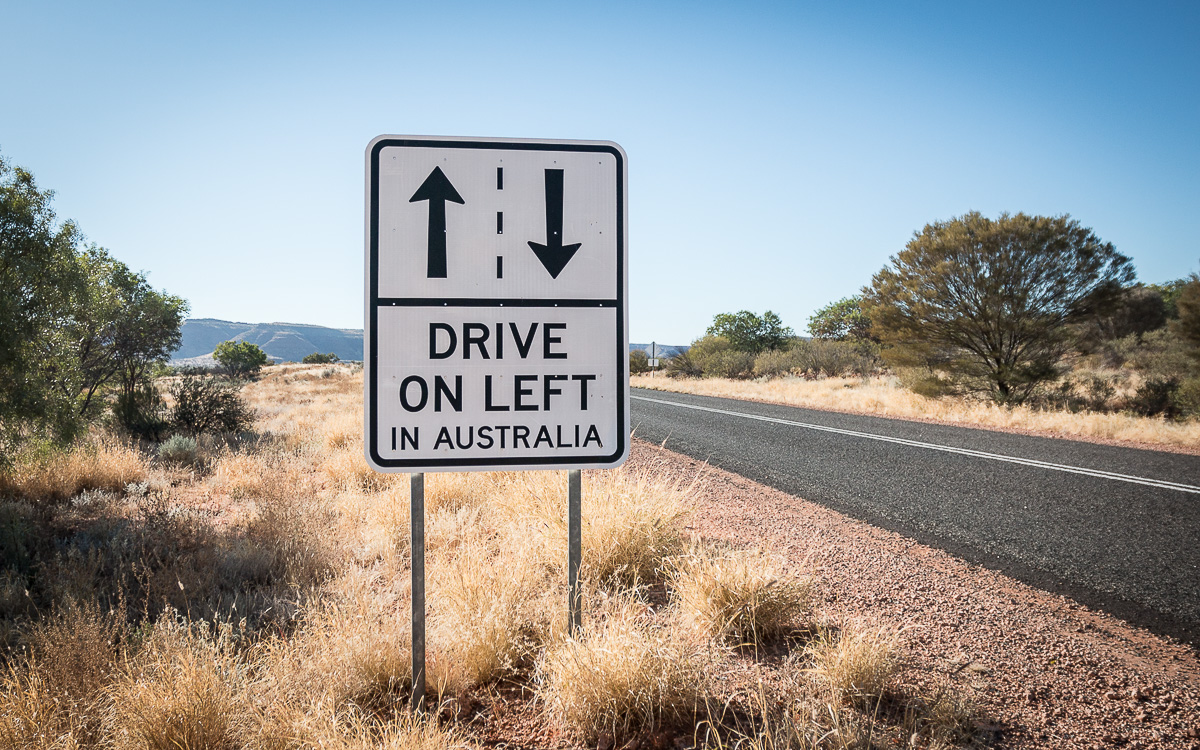Links Auto fahren in Australien Schild