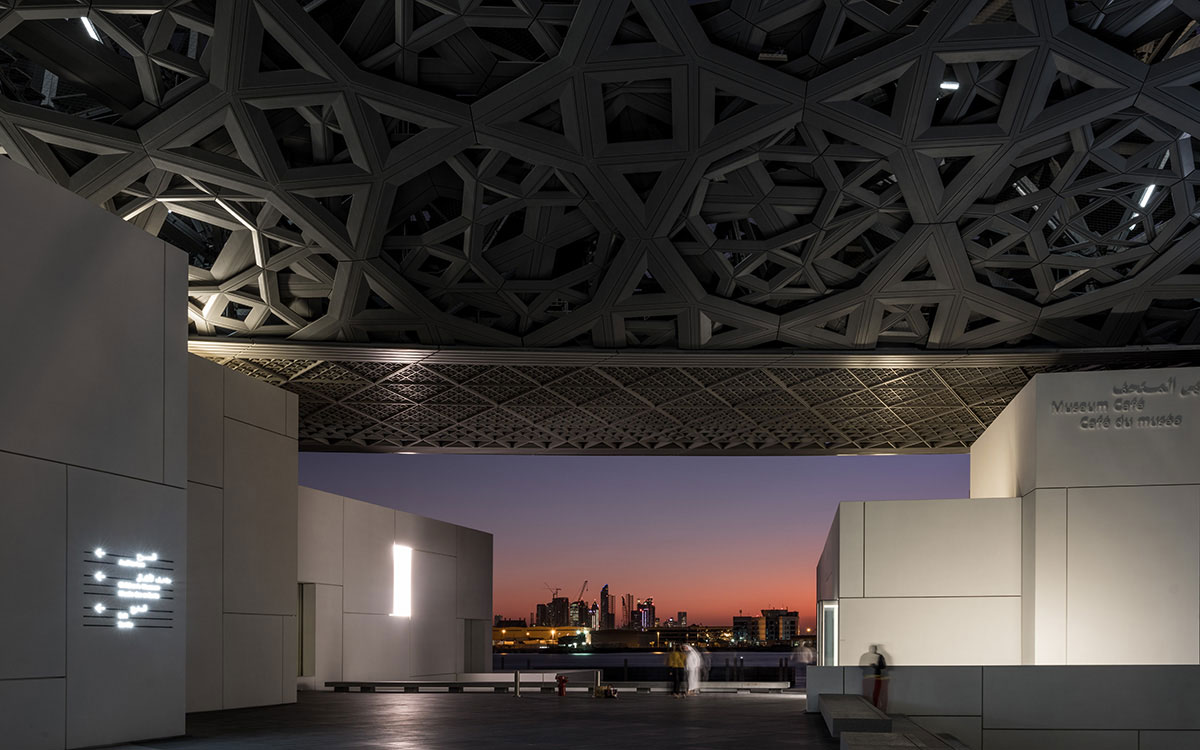 Louvre Abu Dhabi Sonnenuntergang Blick auf Skyline