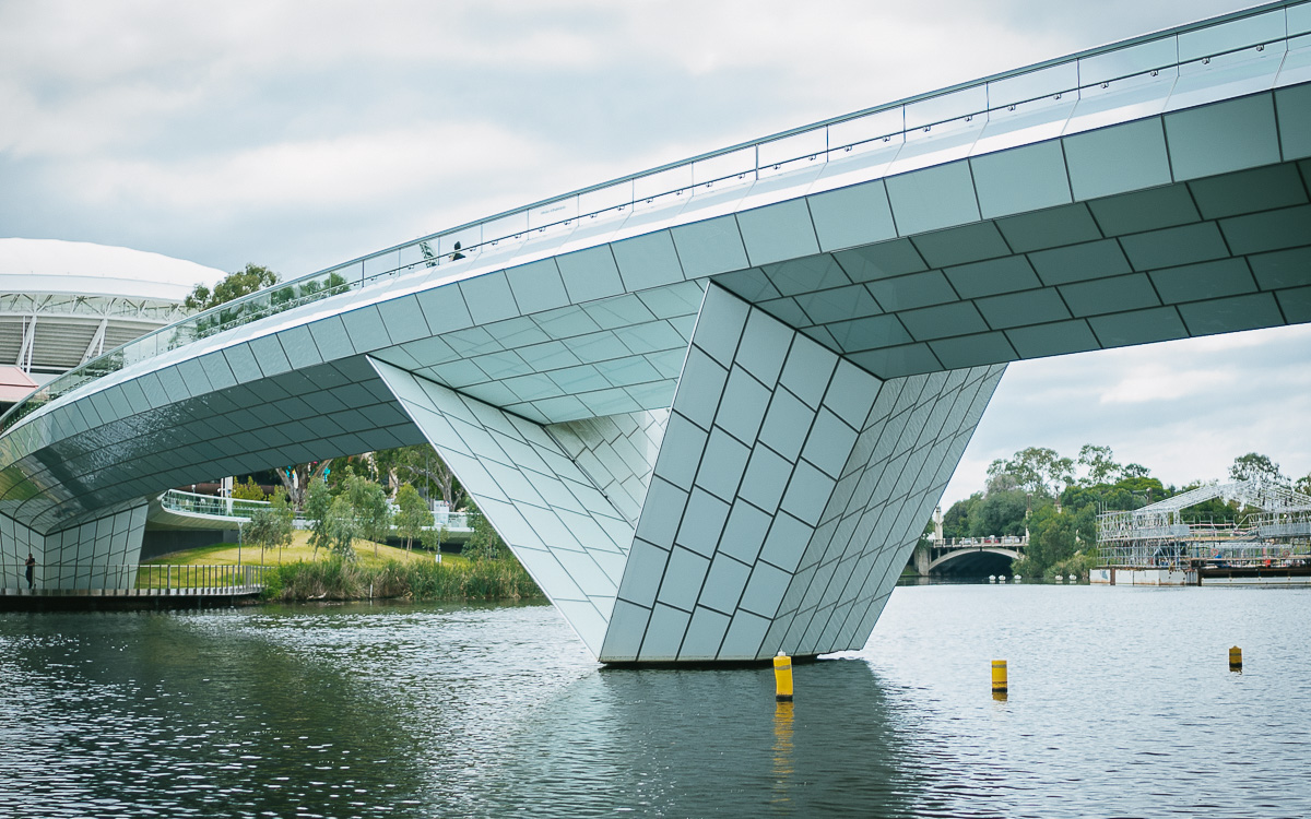 Moderne Riverbank Bride Adelaide