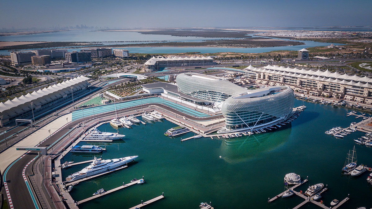 Yas Marina mit Rennstrecke und Viceroy Hotel