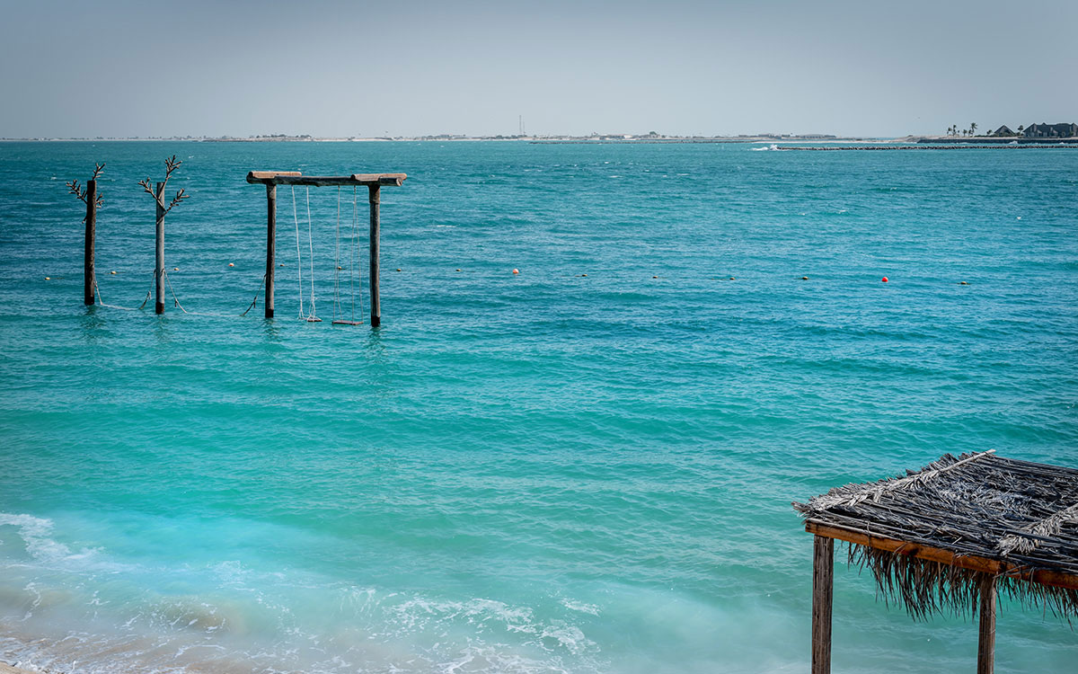 zaya-nurai-island-tuerkisfarbenes-meer