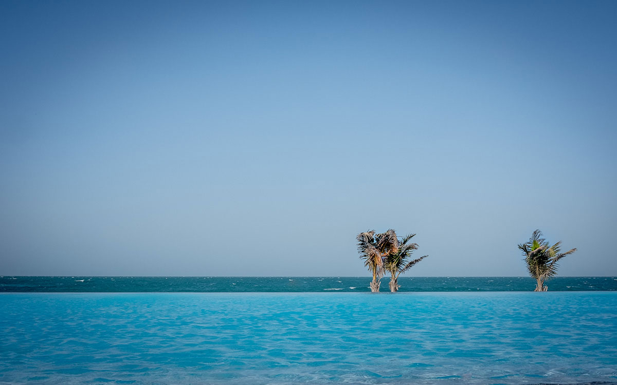 zaya-nurai-pool-meer-ausblick