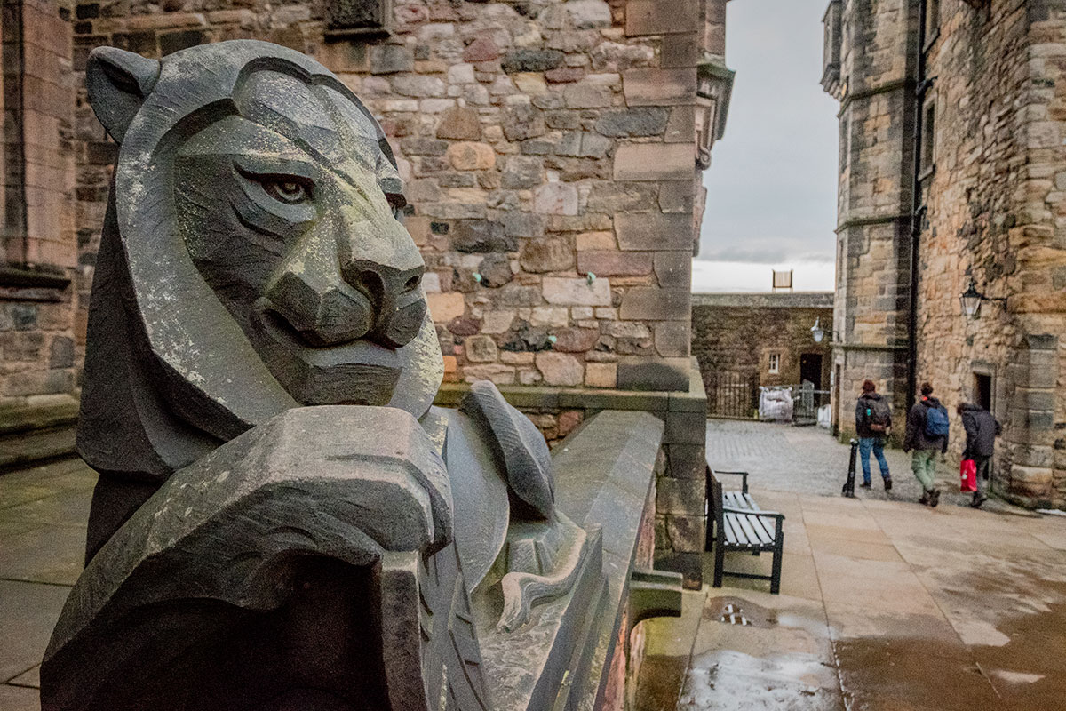 Löwenskulptur am Edinburgh Castle