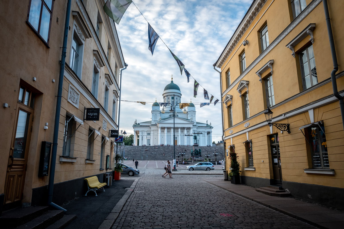 Helsinki Dom Ansicht aus Gasse
