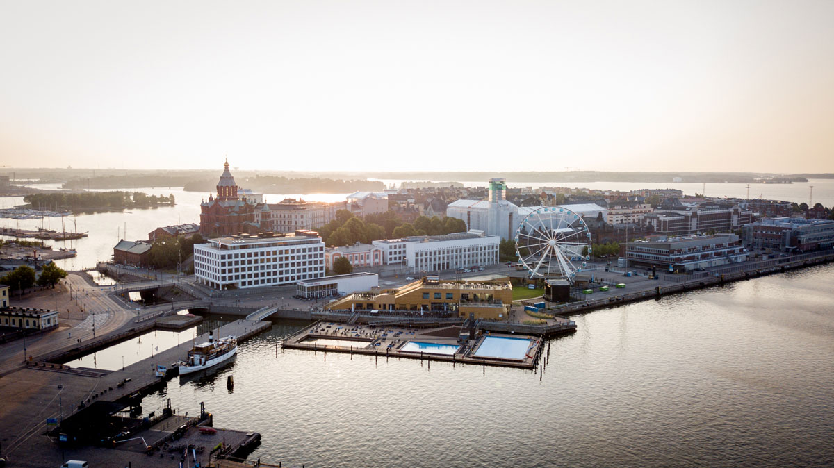 Katajanokka Viertel mit Allas Sea Pools und Uspenski Kathedrale inHelsinki