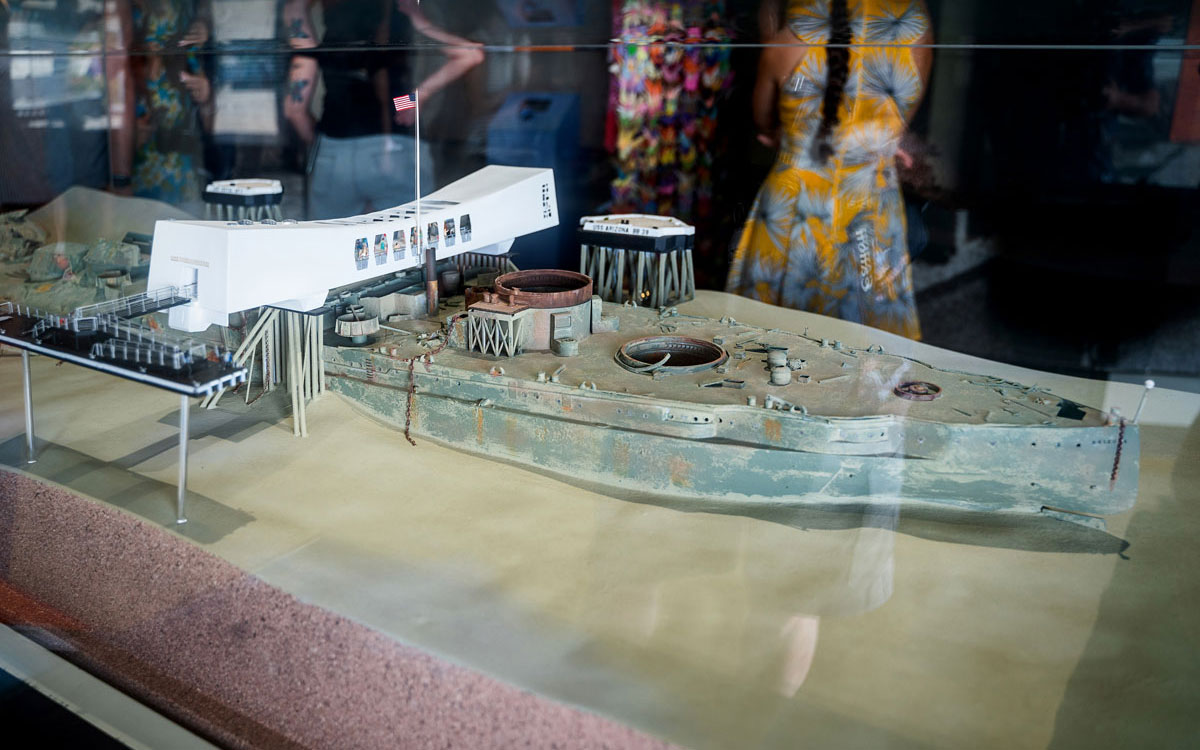 Modell USS Arizona und Gedenkstätte