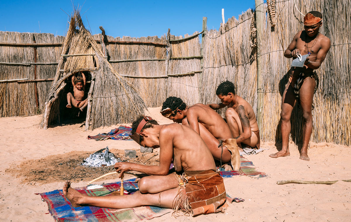 Bushman Bushman verdienen ihr Geld darin, uns zu zeigen wie man traditionellen Schmuck und Waffen herstellt.