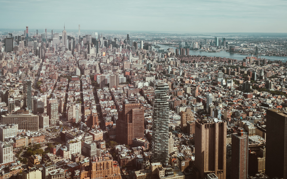 Aussicht One World Observatory Richtung Empire State Building.