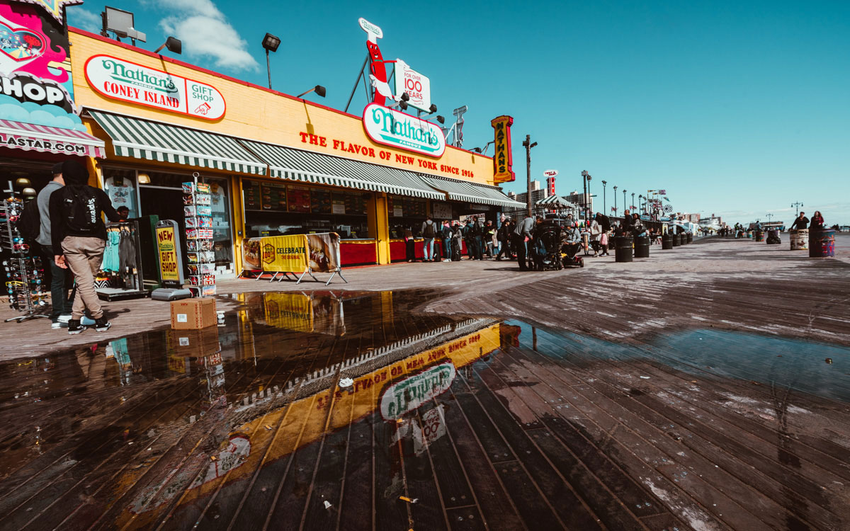 Strandpromenade in Coney Island, New York.
