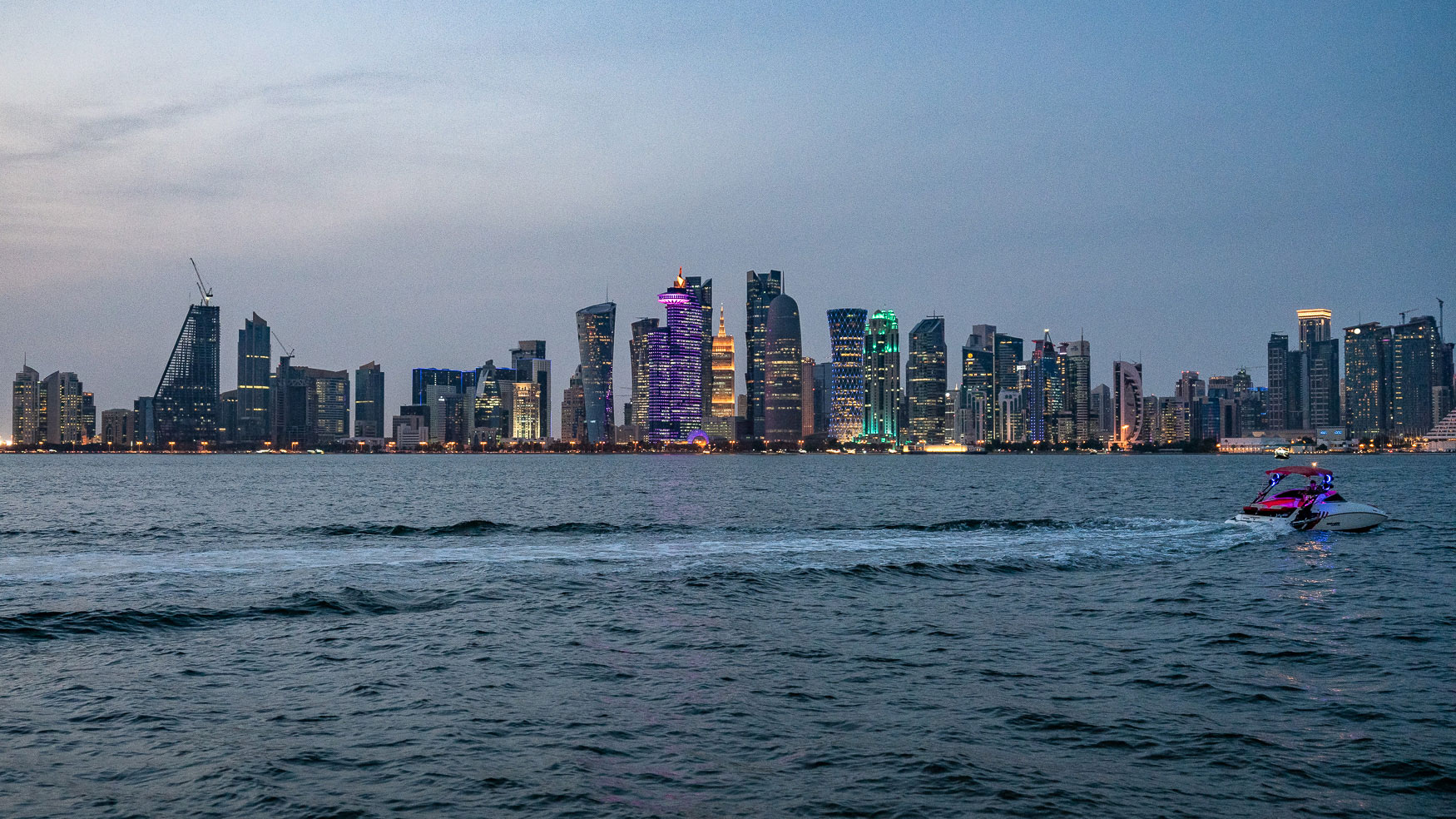 Mache eine Dhau-Tour zum Sonnenuntergang in Doha, Katar.