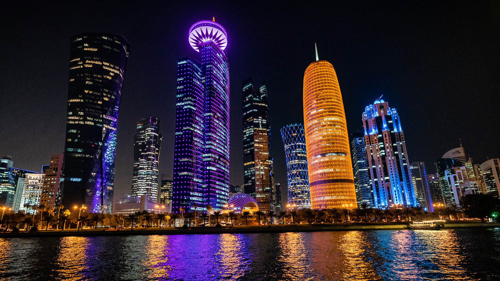 Highlight in Doha: Dhau Fahrt mit Blick auf die Skyline der Westbay