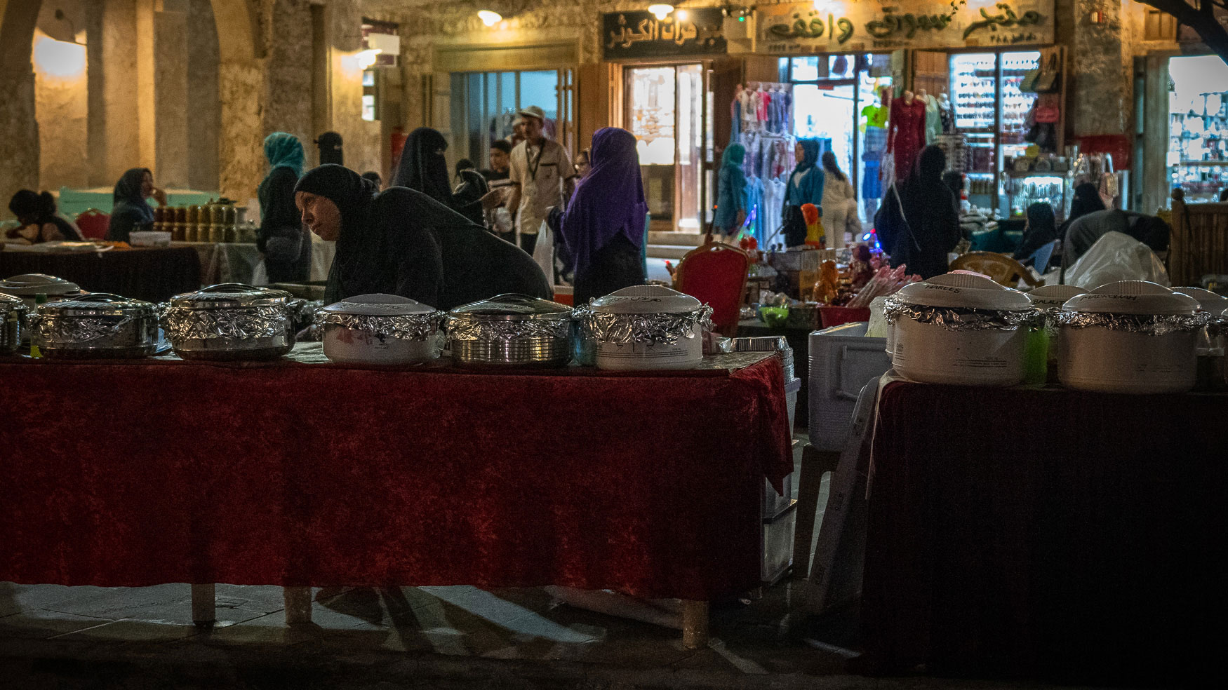 Doha Geheimtipp: Essen am großen Platz am Souq Waqif mit Einheimischen